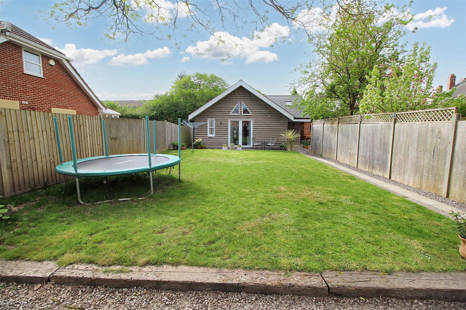 2 bed property in Victoria Road, Tilehurst